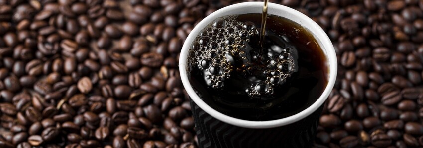 Americano con chicchi di caffè sullo sfondo