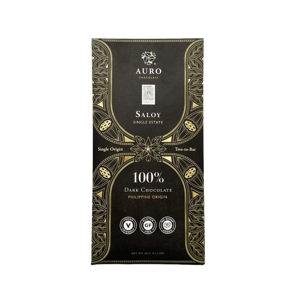 Una tavoletta di cioccolato fondente al gusto saloy del marchio Auro